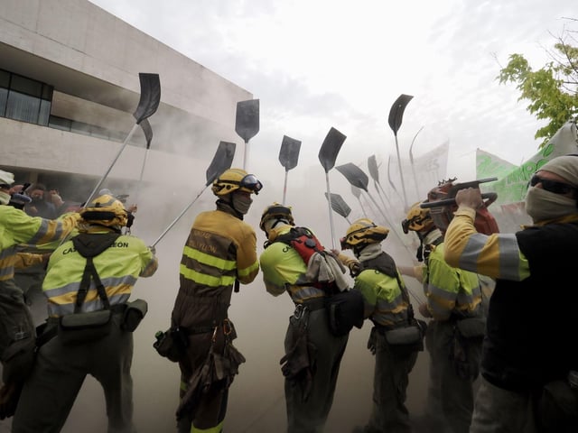 La protesta por los incendios frente a las Cortes de Castilla y León.