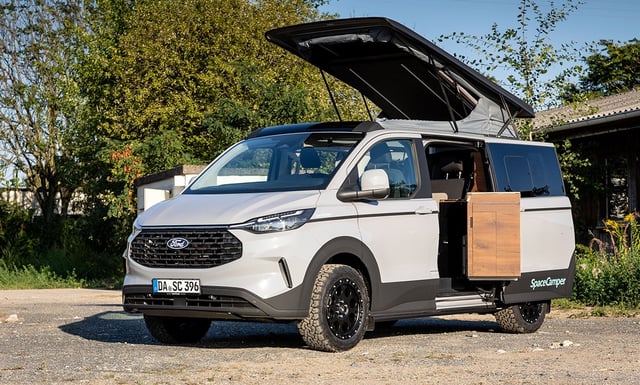 SpaceCamper zeigt auf dem Caravan Salon 2025 den Classic+ nun auch im VW Caravelle (hier zu sehen: das Ford-Schwestermodell) – neben weiteren Ausbauten für VW Multivan und Ford Tourneo