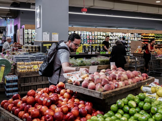 A person shops for groceries in New York City, U.S., July 15, 2025. REUTERS/Jeenah Moon/File Photo