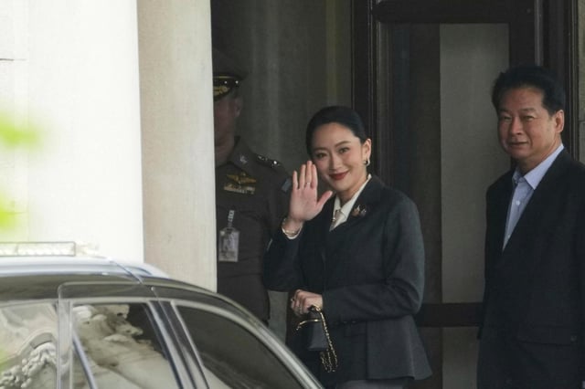 La destituida primera ministra de Tailandia, Paetongtarn Shinawatra (centro), a su llegada a la Casa de Gobierno, en Bangkok, Tailandia, el 29 de agosto de 2025. (AP Foto/Sakchai Lalit)