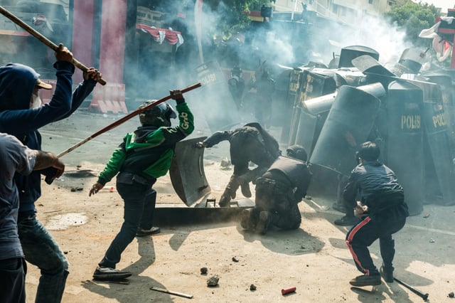 Affrontements entre policiers et manifestants le 29 août 2025 à Jakarta, en Indonésie