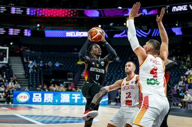 Dennis Schröder und die Deutschen Basketballer wurden durch einen Feueralarm gestört.
