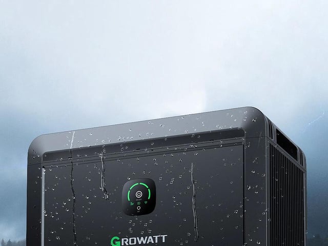 Der Balkonkraftwerk-Speicher NOAH von Growatt punktet mit einer Speicherkapazität von bis zu 8,1 kWh.