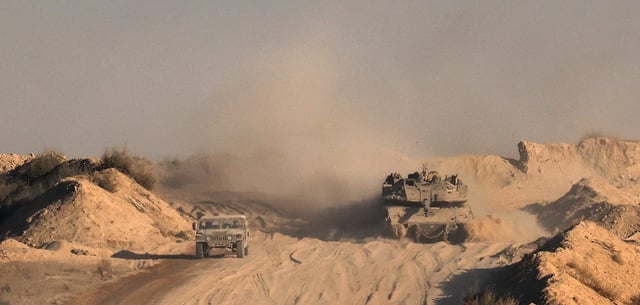 Ein Jeep und ein Panzer der israelischen Armee an der Grenze zum Gaza-Streifen im Süden Israels