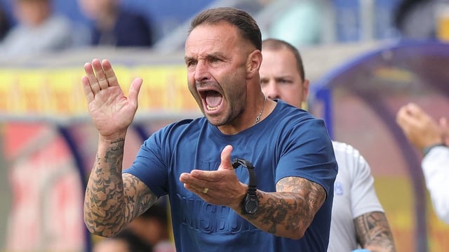 MSV-Coach Dietmar Hirsch applaudierte beim 2:1-Auftaktsieg gegen Stuttgart II so begeistert, dass er seine Uhr verlor.
