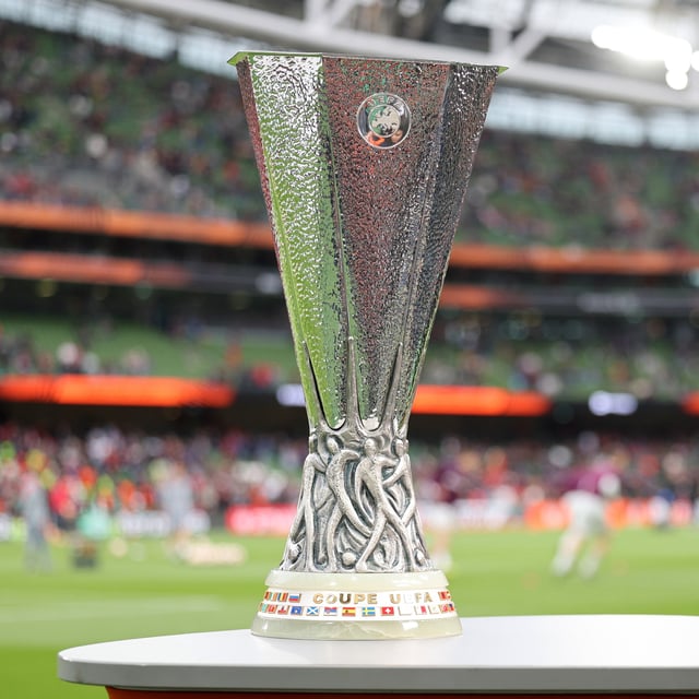 Der Europa-League-Pokal steht vor Spielbeginn im Stadion