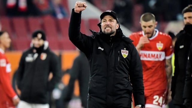 Sebastian Hoeneß, Trainer des VfB Stuttgart, jubelt und ballt die Faust.