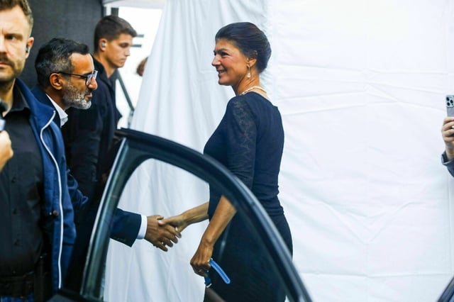 Sahra Wagenknecht steigt aus dem Auto und wird begrüßt