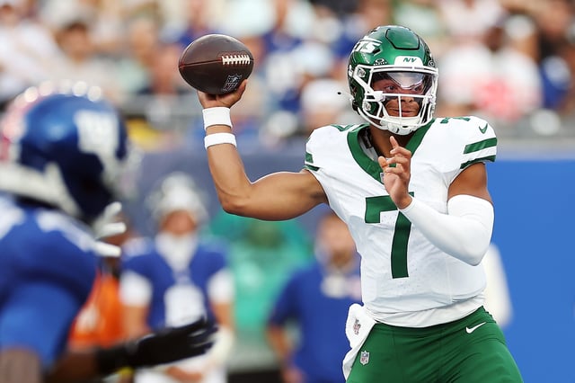 EAST RUTHERFORD, NEW JERSEY - AUGUST 16: Justin Fields #7 of the New York Jets in action during the NFL Preseason 2025 game between New York Jets and New York Giants at MetLife Stadium on August 16, 2025 in East Rutherford, New Jersey. The Giants won 31-12.