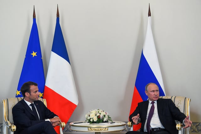 Russian President Vladimir Putin (R) meets with French President Emmanuel Macron in St. Petersburg, Russia May 24, 2018. Kirill Kudryavtsev/Pool via REUTERS/File Photo