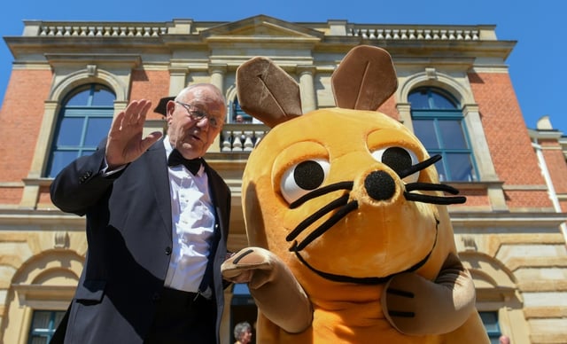 Die durch einen Brandanschlag beschädigte Maus-Figur vor dem Westdeutschen Rundfunk (WDR) in Köln ist an ihren angestammten Platz zurückgekehrt. Die Maus-Figur stehe wieder "gut erholt" vor dem WDR-Vierscheibenhaus, teilte der WDR mit.