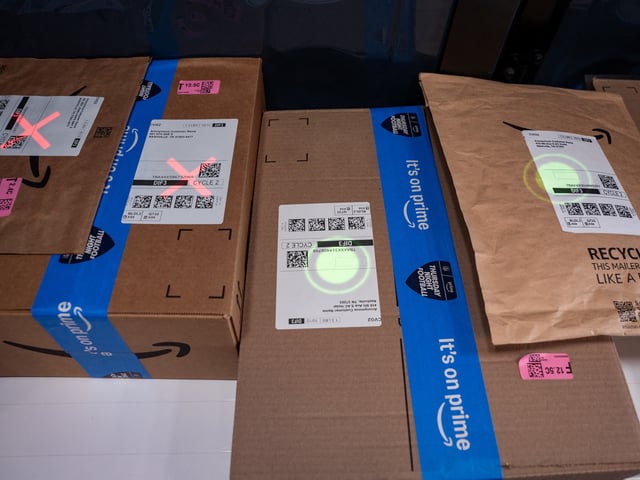 El sistema de recuperación de paquetes con asistencia visual (VAPR) escanea paquetes en el vehículo eléctrico de reparto de Amazon durante la conferencia "Delivering the Future" de Amazon, celebrada en el centro logístico avanzado de Amazon en Mt. Juliet, Tennessee, el 9 de octubre de 2024. El 29 de agosto de 2025, Estados Unidos puso fin a las exenciones arancelarias para los paquetes pequeños que ingresaban al país desde el extranjero, una medida que ha generado preocupación entre las pequeñas empresas y advertencias sobre el aumento de los precios al consumidor. (Foto de SETH HERALD / AFP)