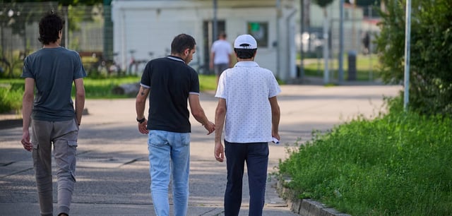 Migranten auf dem Gelände in Eisenhüttenstadt (Brandenburg), auf dem auch das Dublin-Zentrum untergebracht ist