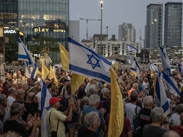 Reservistas y veteranos del ejército israelí, que exigían el fin inmediato de la guerra en Gaza y la liberación de los rehenes, se manifestaron en Tel Aviv a principios de este mes. Foto: Avishag Shaar-Yashuv para The New York Times.