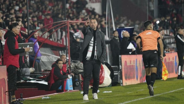 Cristian Fabbiani da indicaciones en el último partido de local jugado ante Central Córdoba el viernes 8 de agosto.