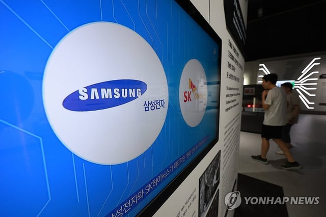 This Aug. 7, 2025, file photo shows video footage on display at a science museum in Gwacheon, south of Seoul, with the corporate logos of Samsung Electronics Co. and SK hynix Inc. (Yonhap)