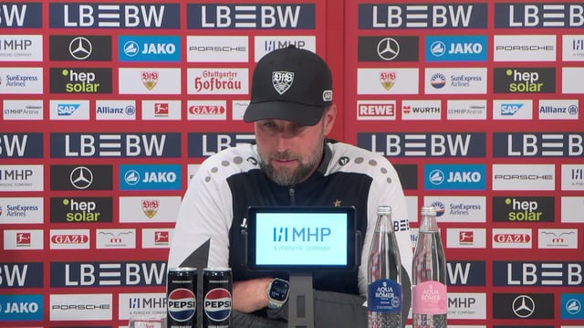 Sebastian Hoeneß (Trainer VfB Stuttgart) auf Pressekonferenz