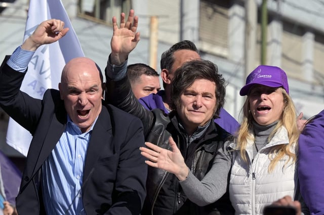 El Presidente, junto a Karina Milei y Espert, durante la caravana en Lomas de Zamora