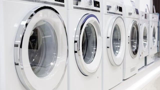 Un lavarropas eficiente clase A promedia 0,5 kWh por ciclo completo.