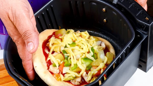 Knusprig, aber ohne Fett – klingt nach einem Traum! Doch ist das Essen aus der Heißluftfritteuse wirklich gesünder als Pommes und Co...