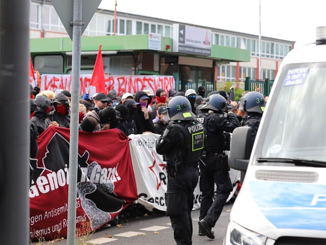 Aktivisten des Antikriegs-Bündnisses „Rheinmetall entwaffnen“ vor einem Gebäude der Deutz AG in Köln 