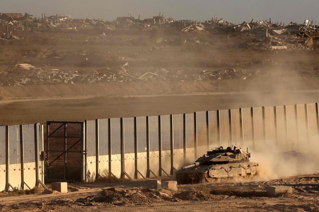 Un tanque del ejército israelí avanza junto a la valla de separación en la frontera con la Franja de Gaza, en el sur de Israel, el 29 de agosto de 2025