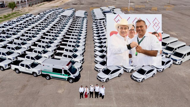 El gobernador Alfonso Durazo Montaño entregó ayer 231 ambulancias y vehículos para fortalecimiento del IMSS-Bienestar. FOTO: ESPECIAL