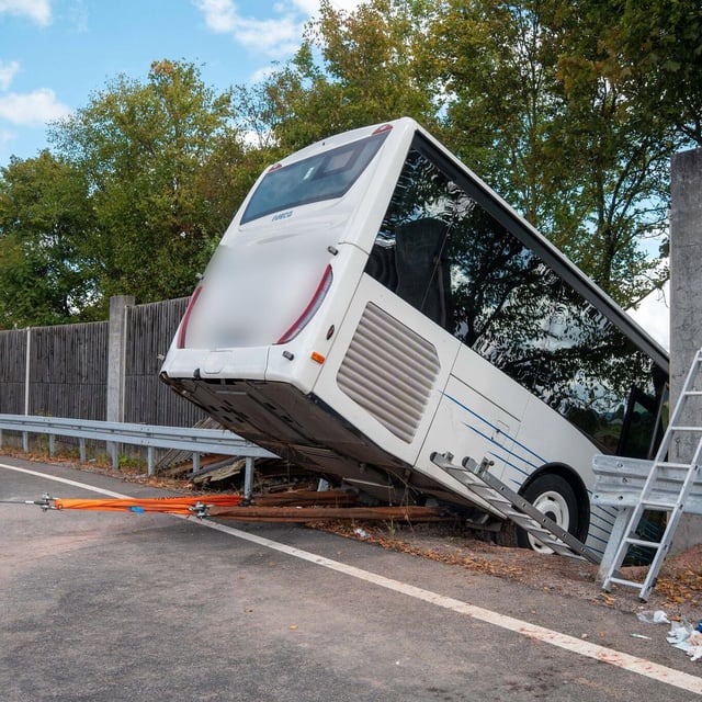 Bus bricht durch Schallschutzwand - zahlreiche Verletzte
