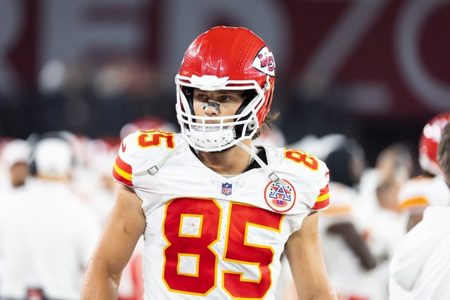 Aug 9, 2025; Glendale, Arizona, USA; Kansas City Chiefs tight end Robert Tonyan (85) against the Arizona Cardinals during a preseason NFL game at State Farm Stadium. Mandatory Credit: Mark J. Rebilas-Imagn Images/File Photo