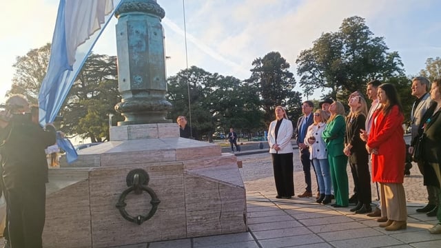 Autoridades provinciales y municipales junto a la familia Trivisonno durante el acto por el Día de la Persona Donante de Òrganos 