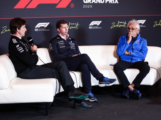 Despiadado. Briatore en la conferencia de prensa junto a Toto Wolff y James Vowles. Foto Prensa FIA