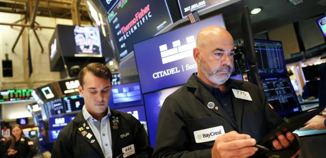 Des opérateurs à la Bourse de New York le 15 août 2025
