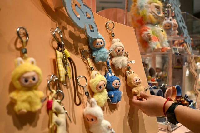 Des mini-poupées Labubu dans un magasin de Pékin, le 29 août 2025