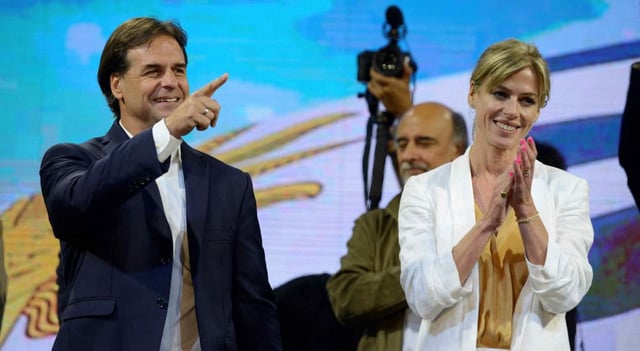Luis Lacalle, junto con su esposa, Lorena Ponce de León. (AP)