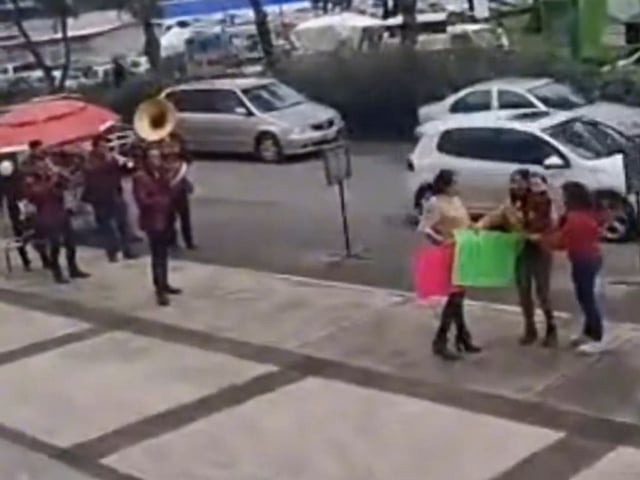 Mujer celebra su divorcio con banda sinaloense y carteles en juzgados de Toluca