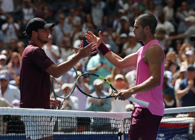 Tennis - U.S. Open - Flushing Meadows, New York, United States - August 29, 2025 Spain's Carlos Alcaraz and Italy's Luciano Darderi shake hands after their third round match REUTERS/Brendan Mcdermid