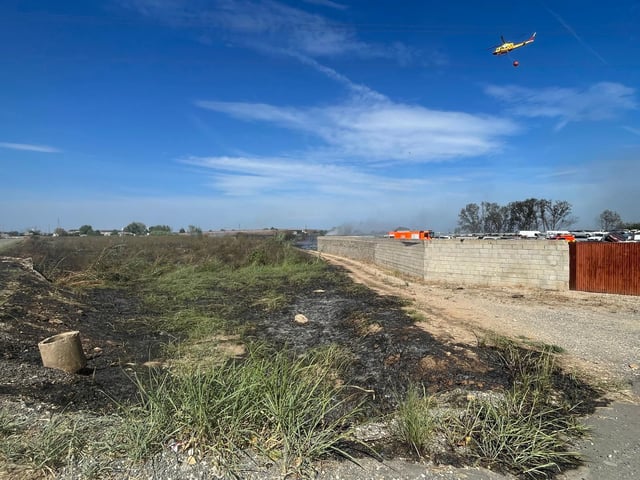 Bomberos realizando labores de extinción en el lugar de orígen del fuego.