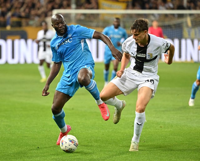 Soccer Football - Serie A - Parma v Napoli - Stadio Ennio Tardini, Parma, Italy - May 18, 2025 Parma's Giovanni Leoni in action with Napoli's Romelu Lukaku REUTERS/Alberto Lingria/File Photo