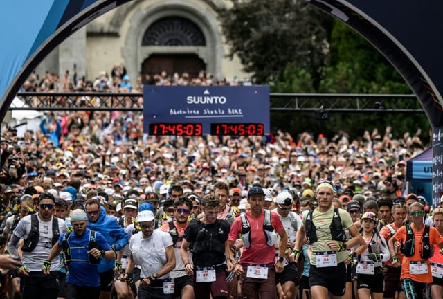 Le Français François d’Haene (centre, en rouge) prend le départ de l'Ultra Trail du Mont-Blanc à Chamonix le 29 août 2025