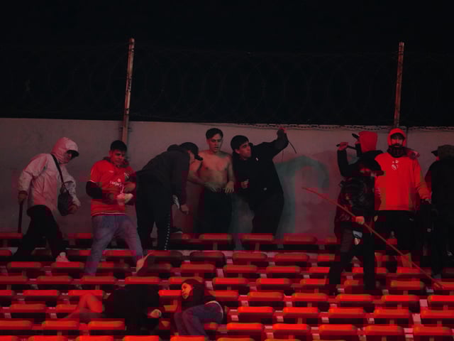 El salvaje ataque de los barras de Independiente a los hinchas de la U de Chile. Foto: Marcelo Carroll
