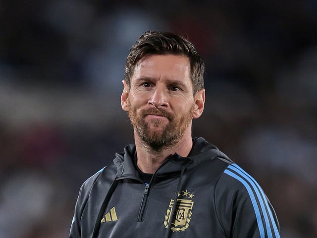 AME5042. BUENOS AIRES (ARGENTINA), 10/06/2025.- Lionel Messi de Argentina asiste este martes, a un partido por las eliminatorias sudamericanas para el Mundial 2026 entre las selecciones de Argentina y Colombia en el estadio Monumental en Buenos Aires (Argentina). EFE/ Adan González