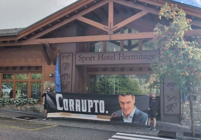 La pancarta colocada por HazteOír en Andorra