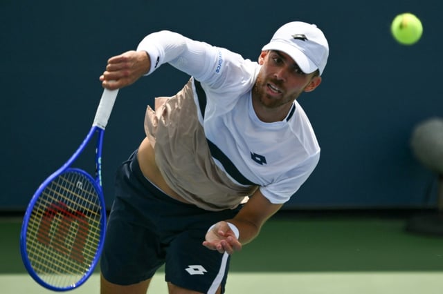 Benjamin Bonzi au service face à Arthur Rinderknech à l'US Open le 29 août 2025