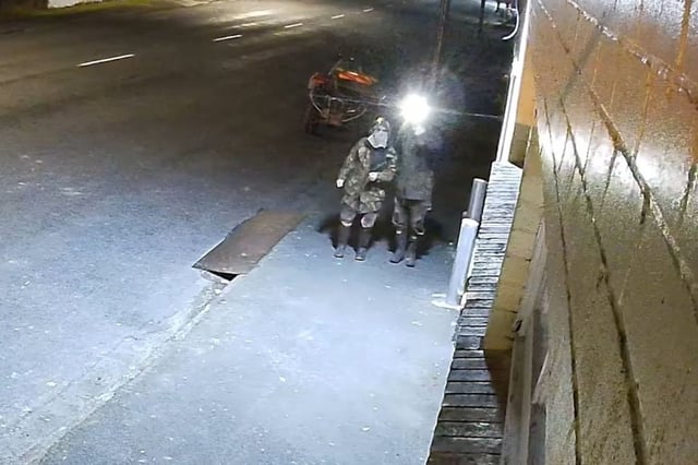 Une vidéo de la supérette de Piopio diffusée par la police néo-zélandaise ce vendredi 29 août, sur laquelle apparaîtrait Tom Phillips et l'un de ses enfants.