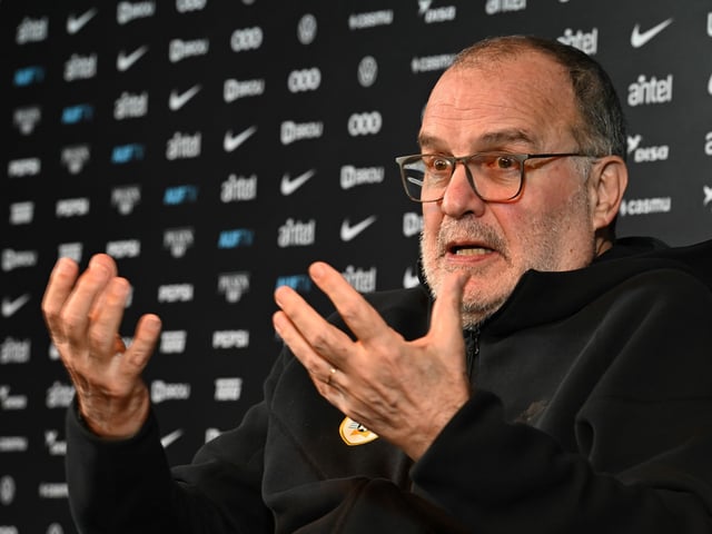 AME4398. MONTEVIDEO (URUGUAY), 29/08/2025.- El seleccionador de Uruguay, Marcelo Bielsa, habla durante una rueda de prensa este viernes, en el Estadio Centenario en Montevideo (Uruguay). Bielsa confirmó que el central del Atlético de Madrid José María Giménez no jugará la última doble fecha de las eliminatorias sudamericanas del Mundial de 2026. EFE/ Federico Gutiérrez