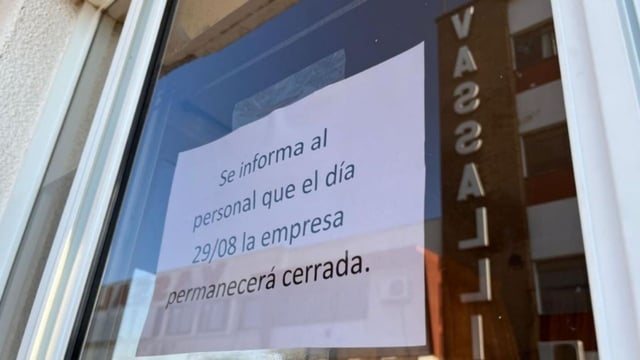 En las puertas de la fábrica Vassalli los trabajadores se encontraron con este cartel.