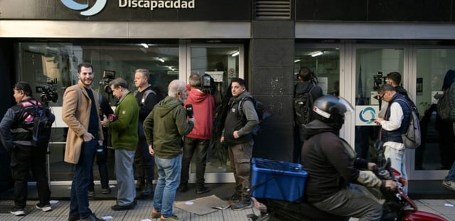 Les médias attendent devant l'Agence nationale pour les personnes handicapées (Andis) pendant sa perquisition à Buenos Aires, le 29 août 2025 en Argentine