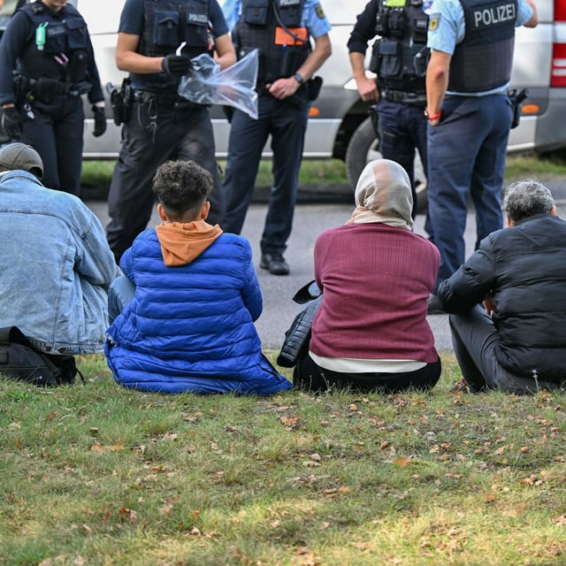 Migranten werden von der Bundespolizei kontrolliert.