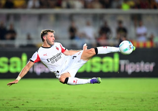 Soccer Football - Serie A - Lecce v AC Milan - Stadio Via del mare, Lecce, Italy - August 29, 2025 AC Milan's Santiago Gimenez in action REUTERS/Daniele Mascolo