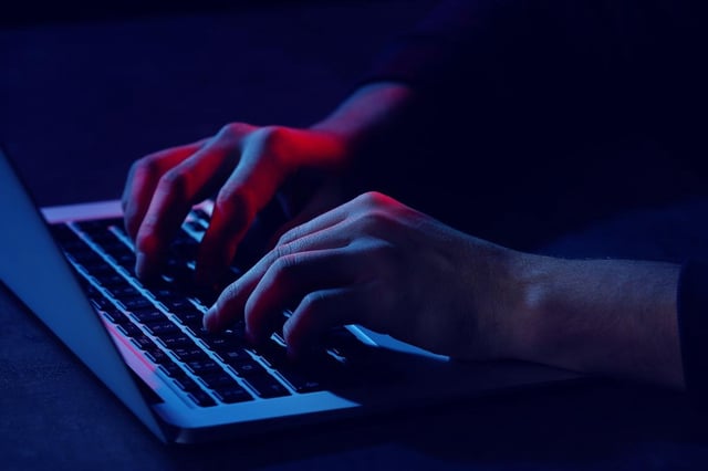 Dès l’ouverture de Bounty, un chat en ligne accessible gratuitement et sans inscription, les internautes sont assaillis de publicités à caractère sexuel.
